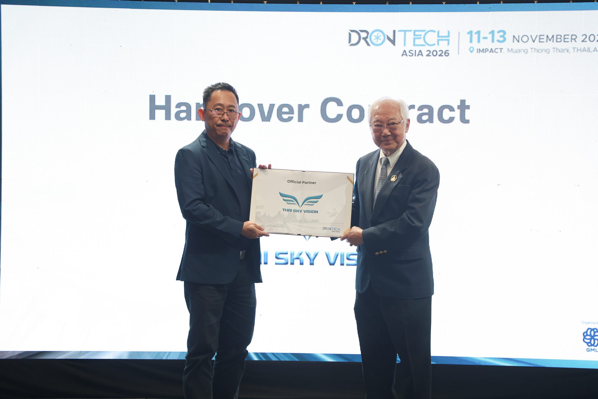 คุณสกรรจ์ อริยโชติมา รับมอบ Official Partner Contract